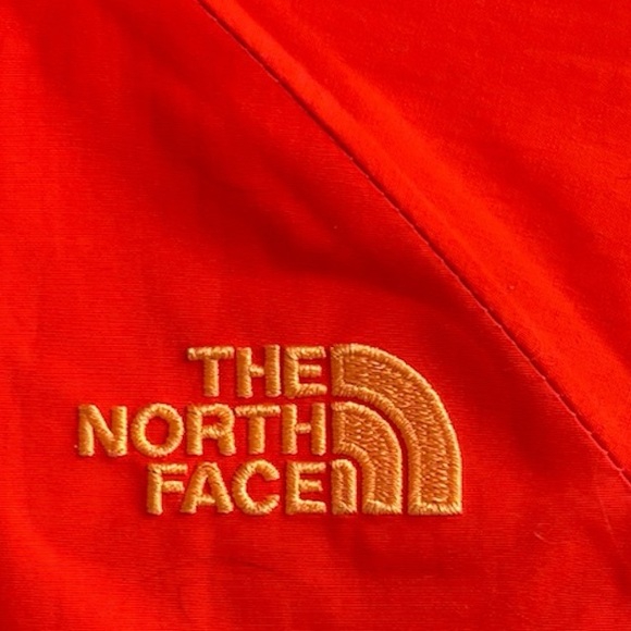 Like new-The North Face outer shell & fleece liner ski/snowboard jacket - Picture 5 of 10